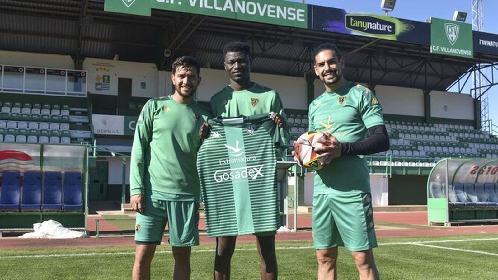 Yimi Rodríguez, Lucky James y Facu Álvarez posan con la camiseta del Villanovense en su estadio.