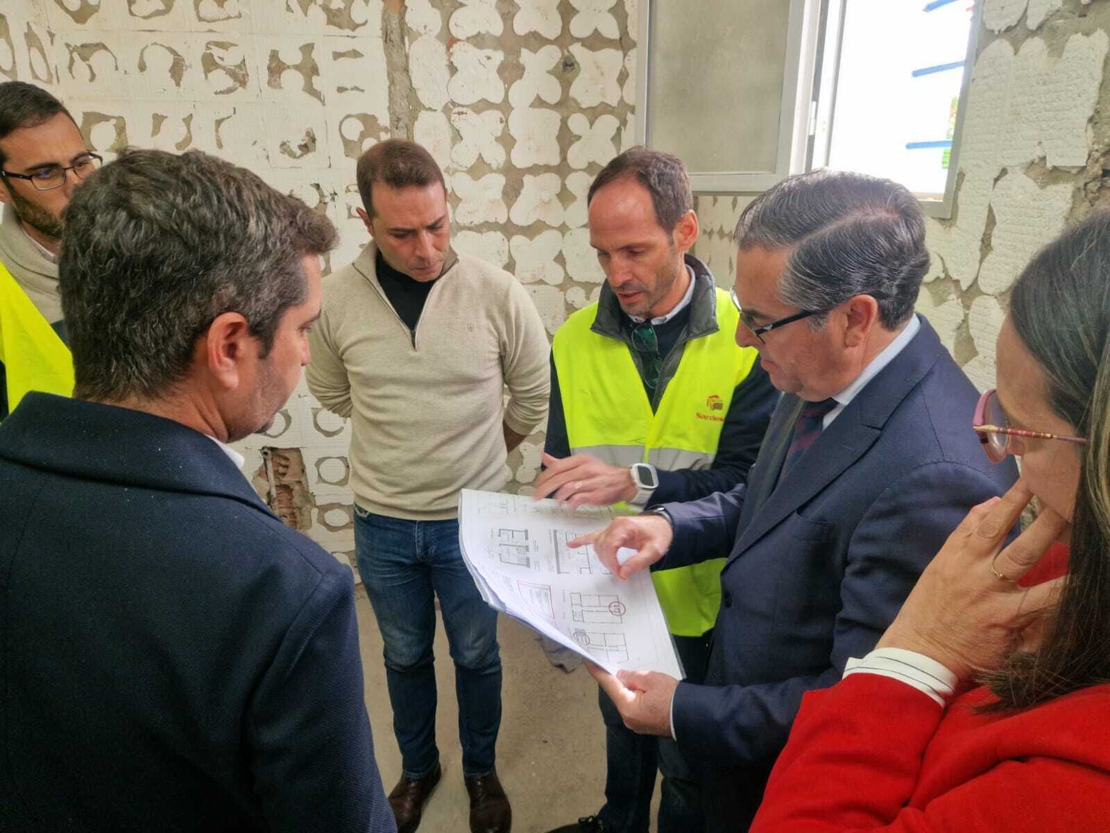 Visita de Miguel Briones a las obras del colegio de Cortes de la Frontera.