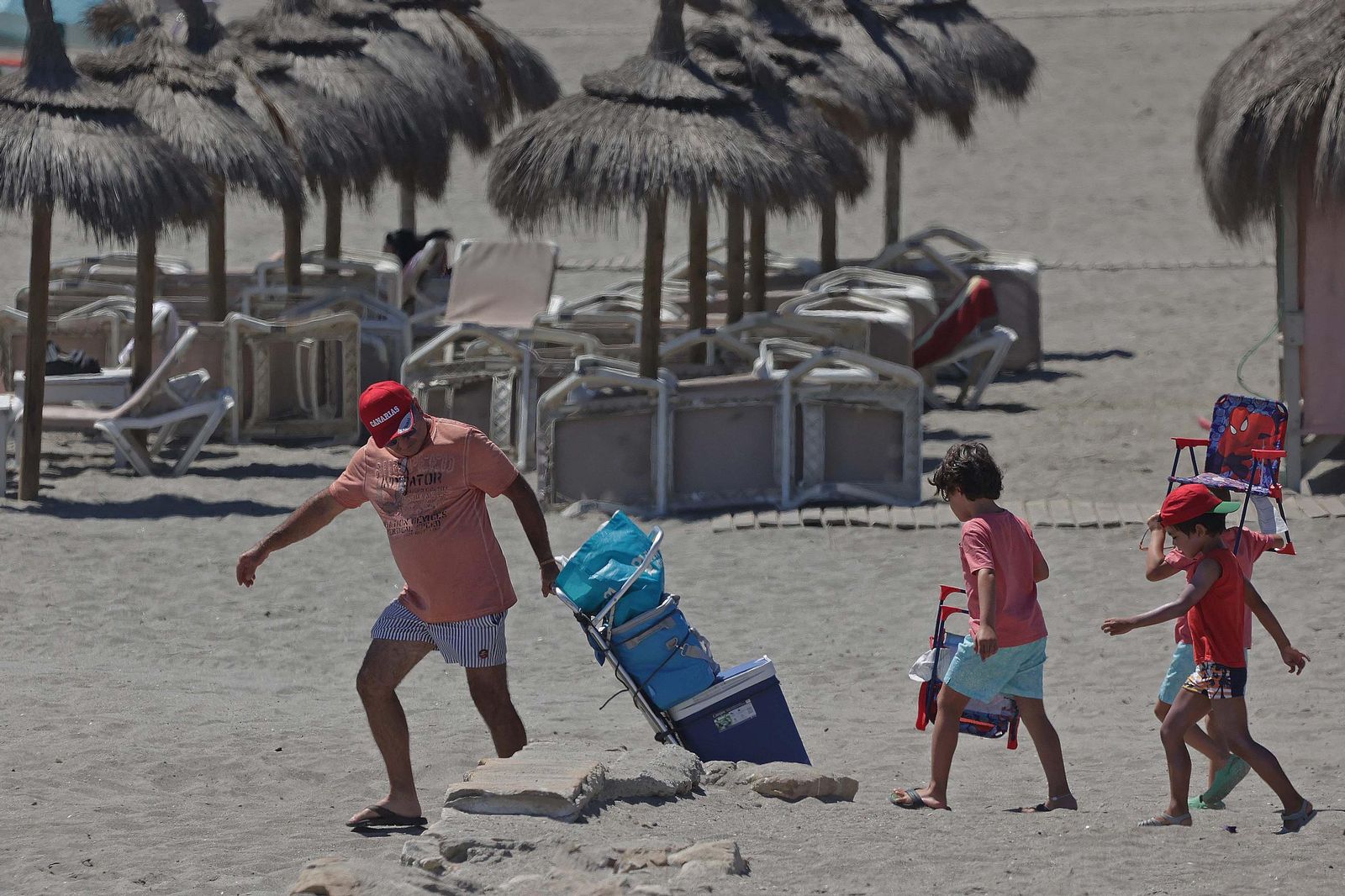 Fotos del domingo en la playa de Levante de La Línea