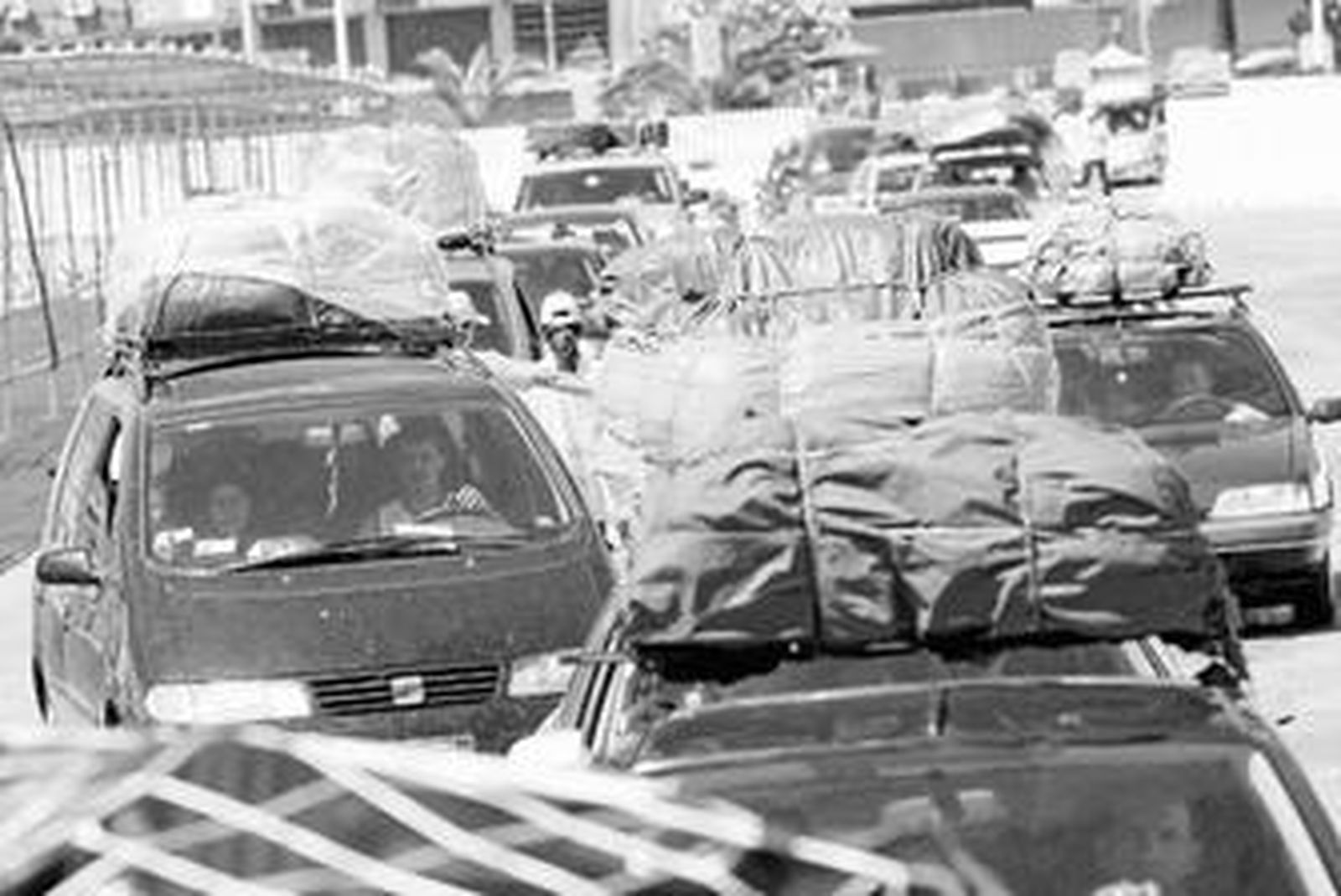 Imagen de archivo de vehículos de familias magrebíes antes de cruzar el Estrecho este verano.