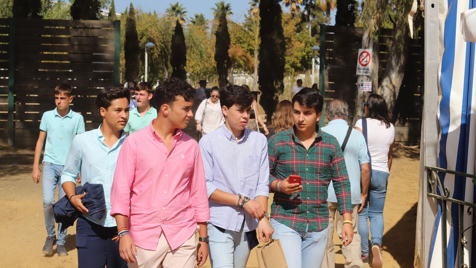 Niños en la feria con camisa y pantalón.
