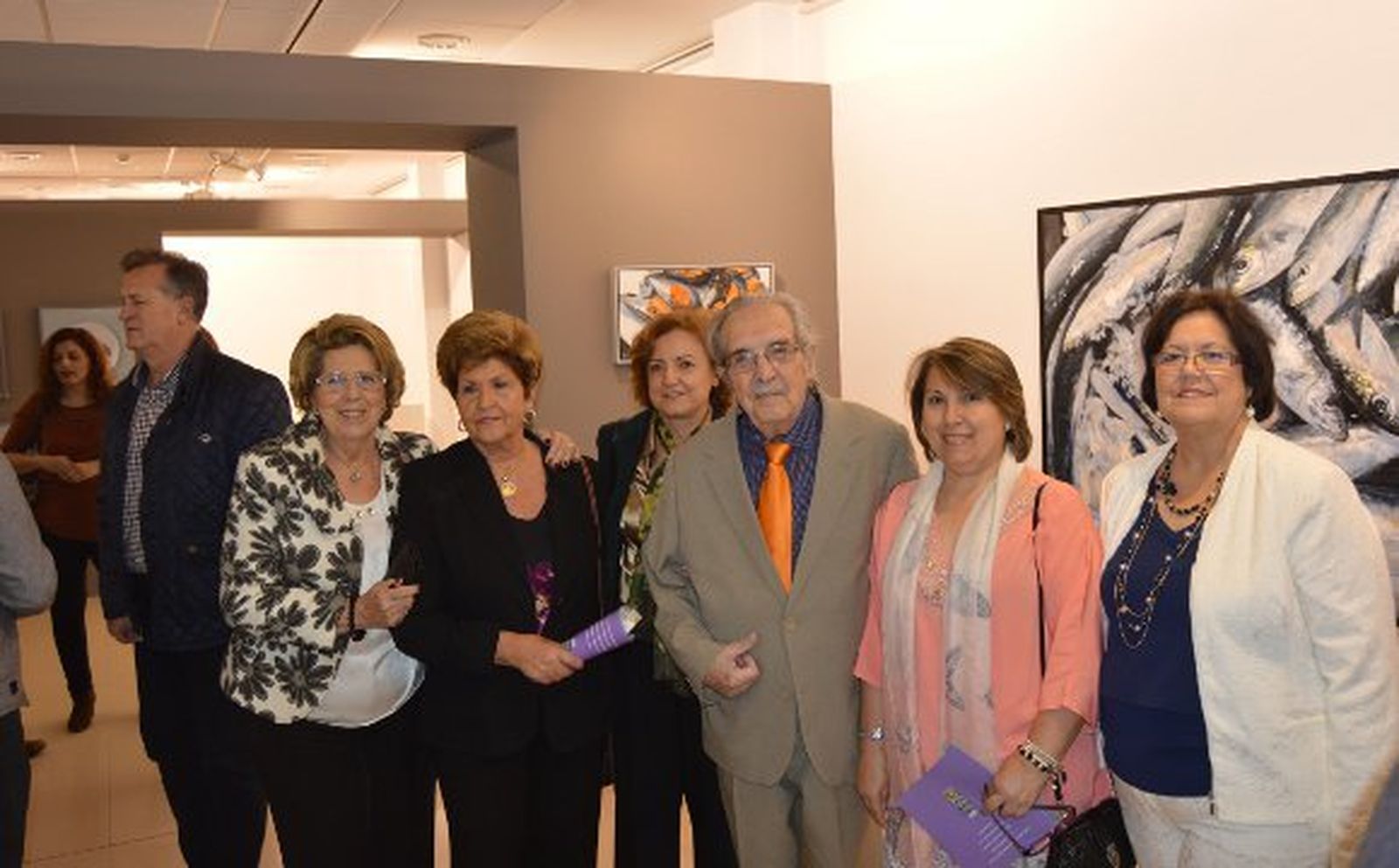 El pintor Ángel Torres Aléu con María Jesús Rodríguez, Mari Díaz, María del Carmen Cortejosa y Micaela Enrique, haciendo el recorrido de la muestra.  Foto: Ignacio Casas de Ciria