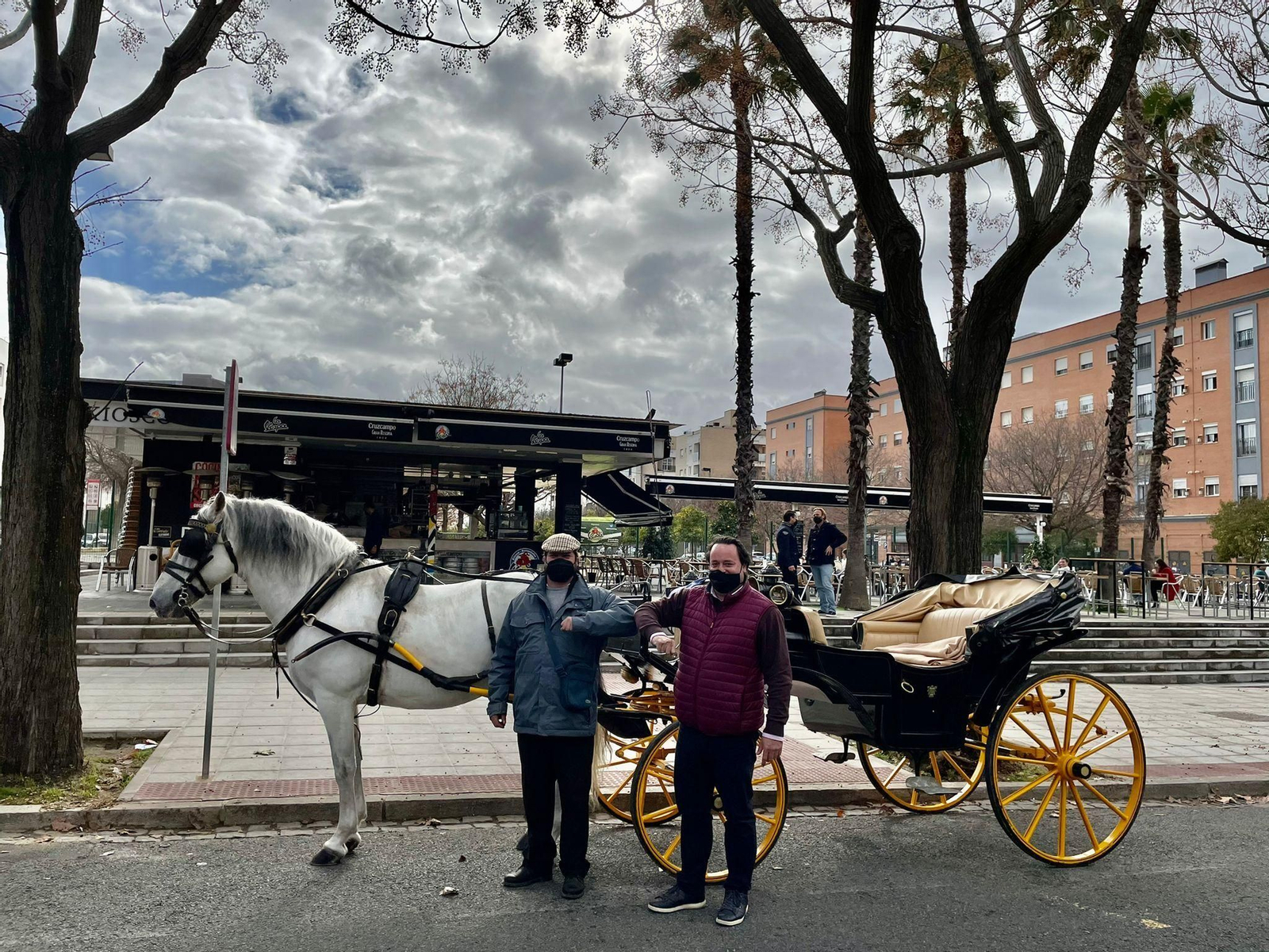 Cochero y hostelero, unidos contra la crisis económica por la pandemia.