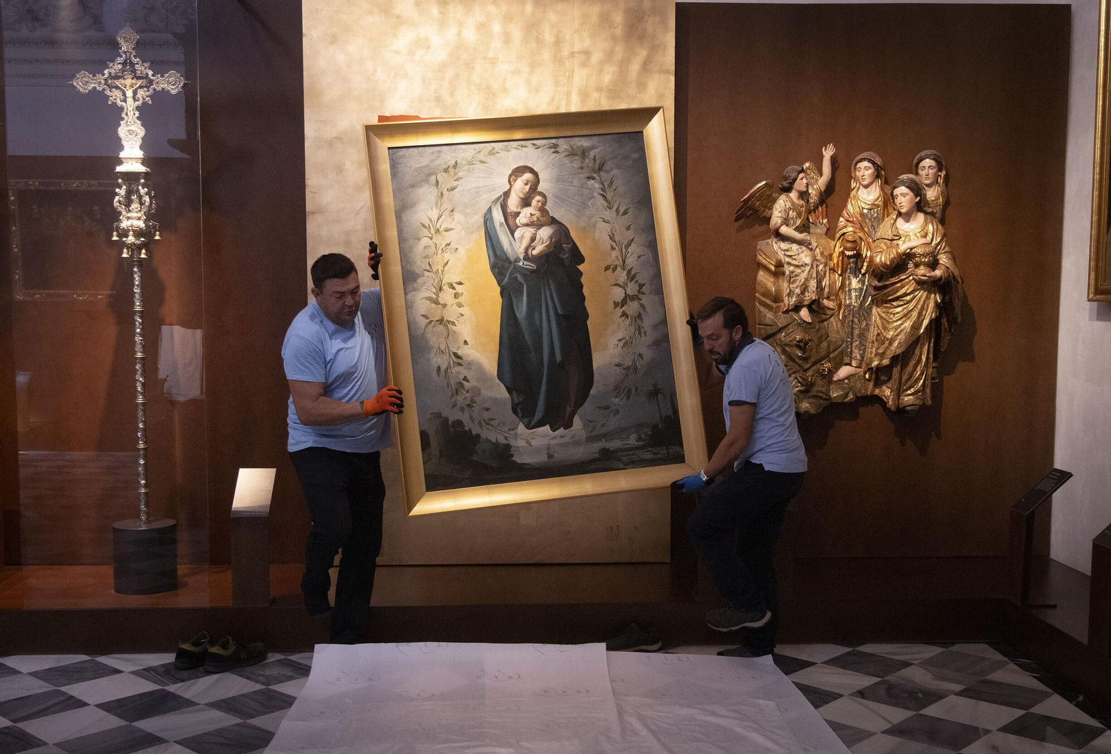 Los operarios descuelgan el cuadro atribuido al joven Diego Velázquez.