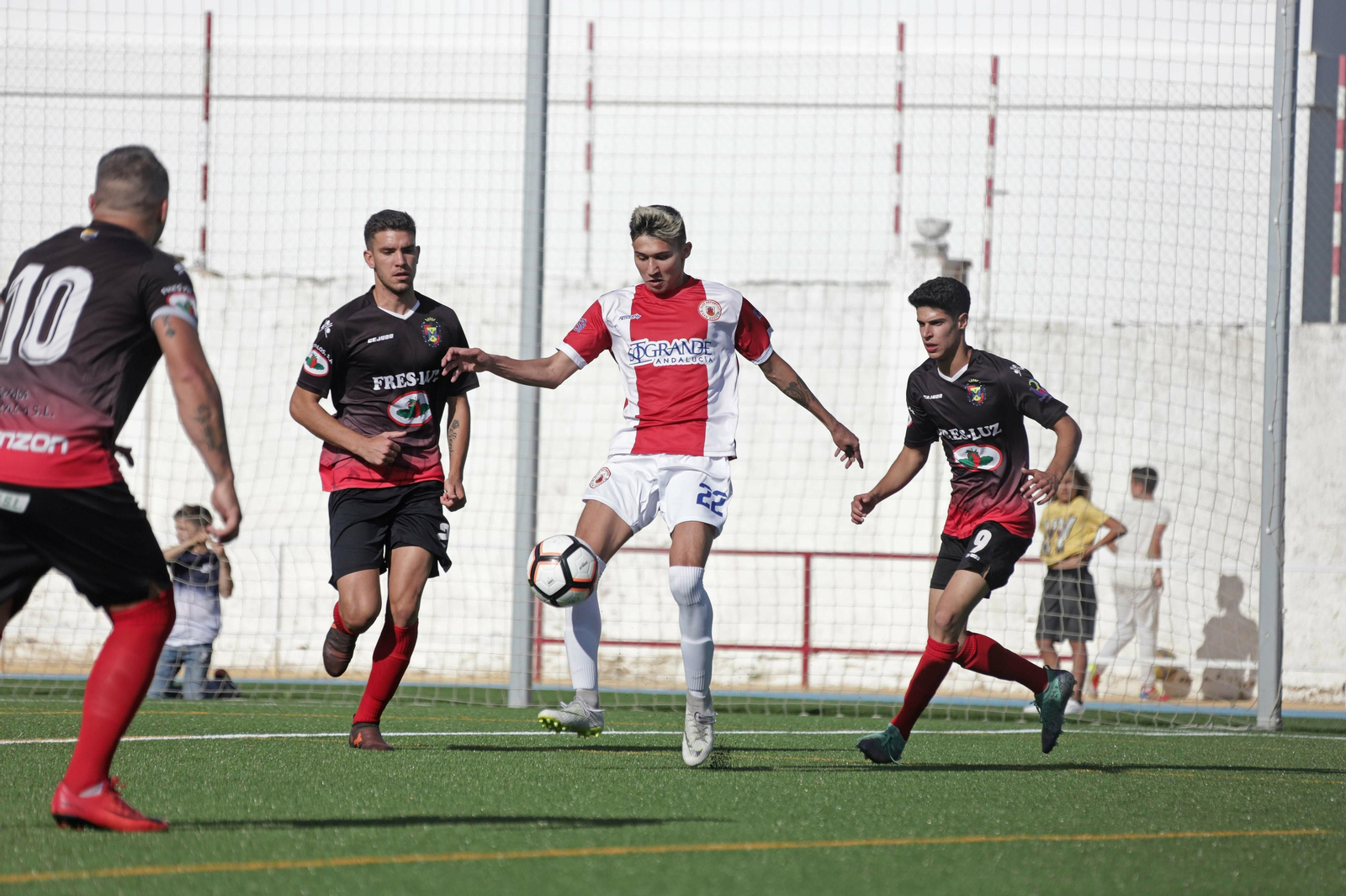 Fosela controla el balón entre varios rivales.