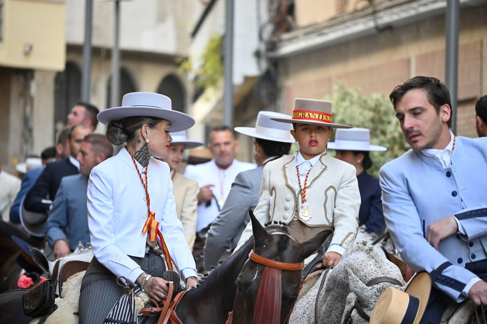 Imágenes de los peregrinos de la Hermandad de Emigrantes en su salida por las calles de Huelva