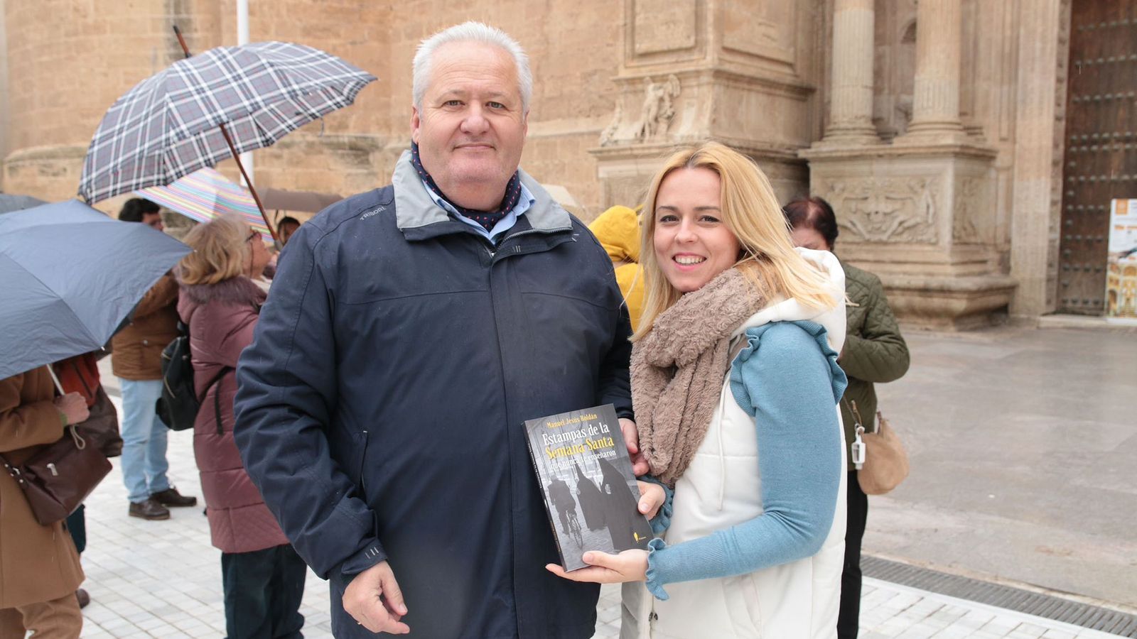 Antonio Andrés recibe un obsequio de Mª Luisa tras una visita guiada por él.