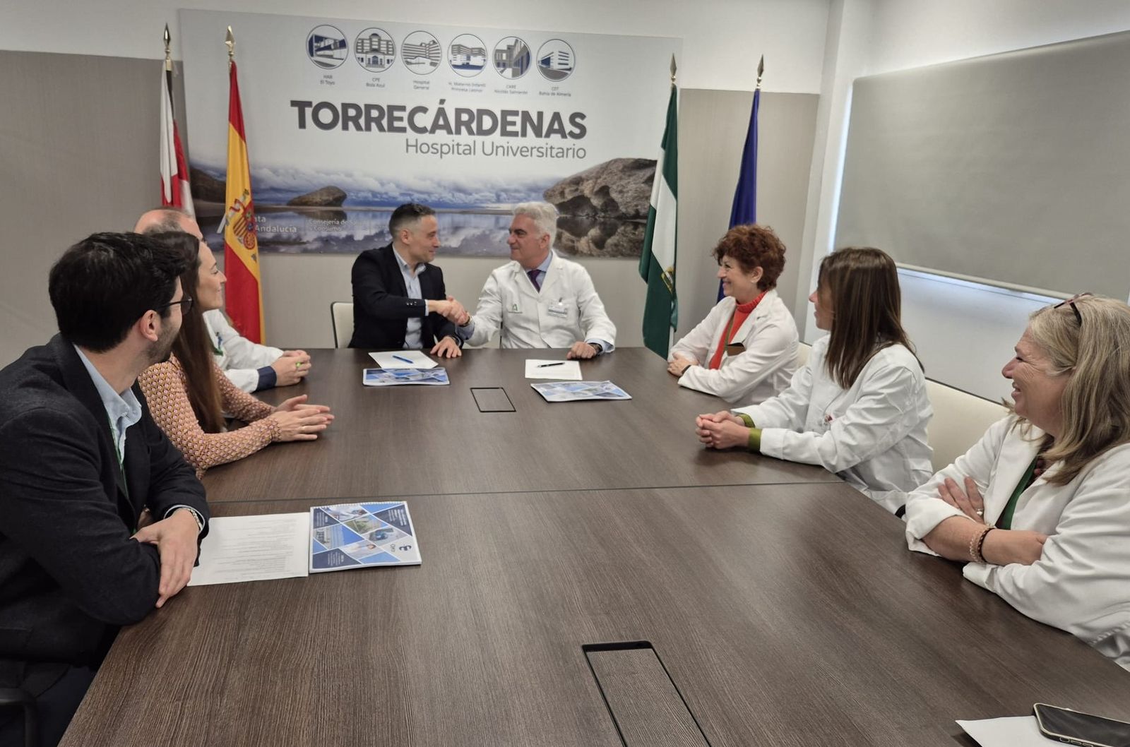 La dirección gerencia del Hospital Universitario Torrecárdenas firma el contrato con la empresa Clece para el nuevo servicio de limpieza