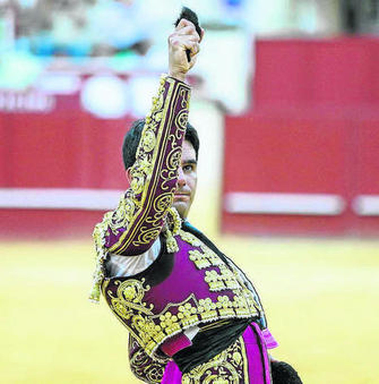 El diestro Salvador Vega muestra la oreja cortada en agosto en Málaga.
