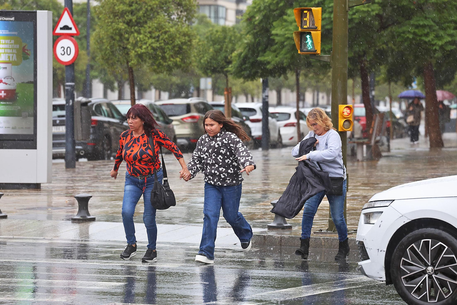 Imágenes de la lluviosa mañana de sábado en Huelva