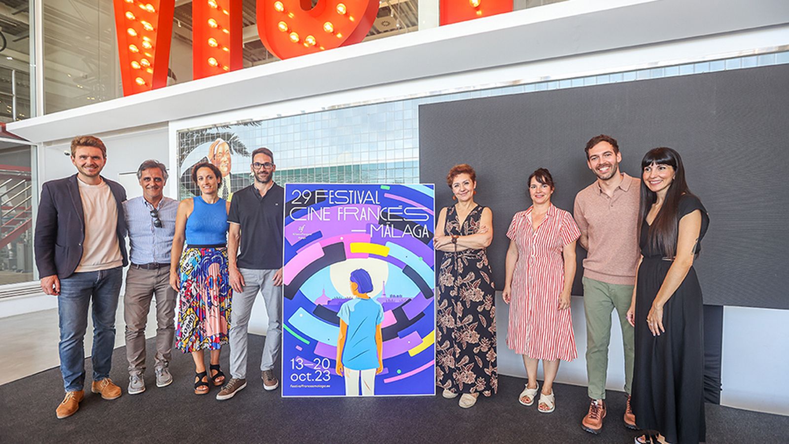 La Alianza Francesa de Málaga posa junto al cartel oficial