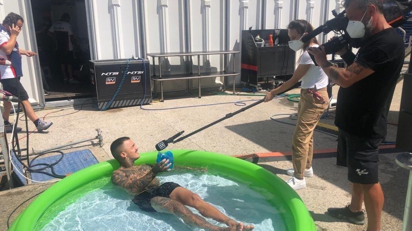 Arón Canet atiende a Dazn metido en agua.