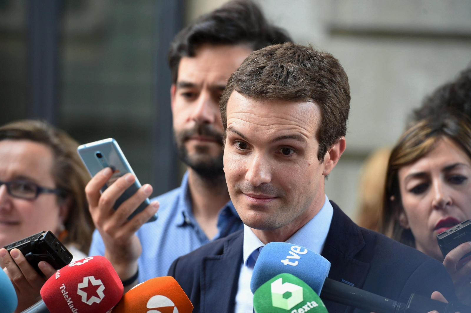 Pablo Casado, atendiendo a la prensa. Pablo Casado, atendiendo a la prensa.