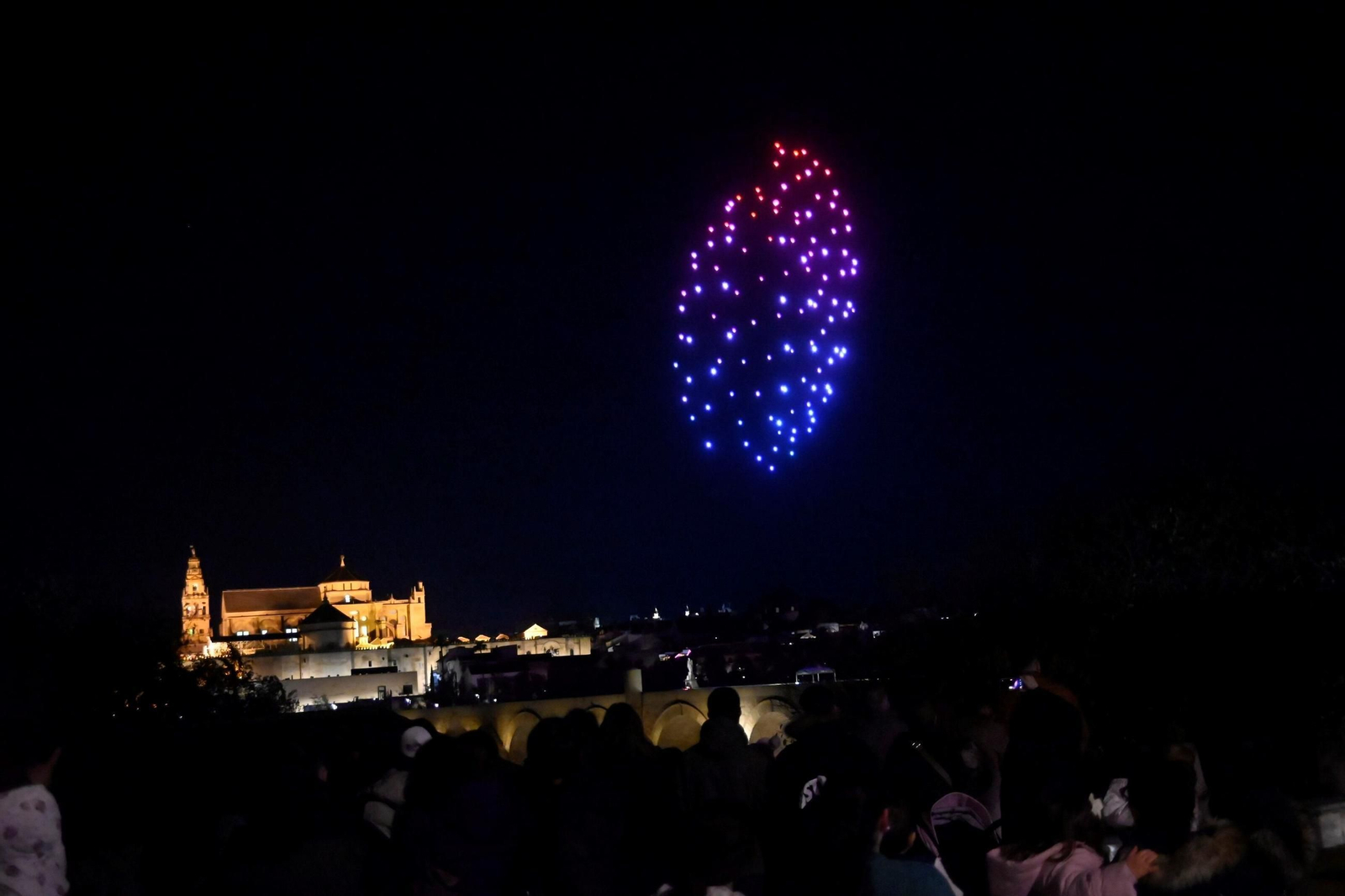 Más de un centenar de drones iluminan la Navidad desde el cielo de Córdoba