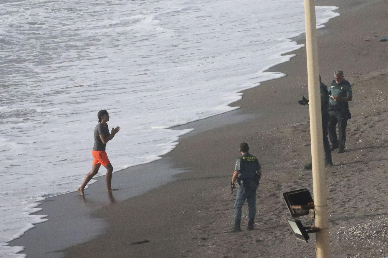 Más de medio centenar de menores inmigrantes entran a nado en Ceuta