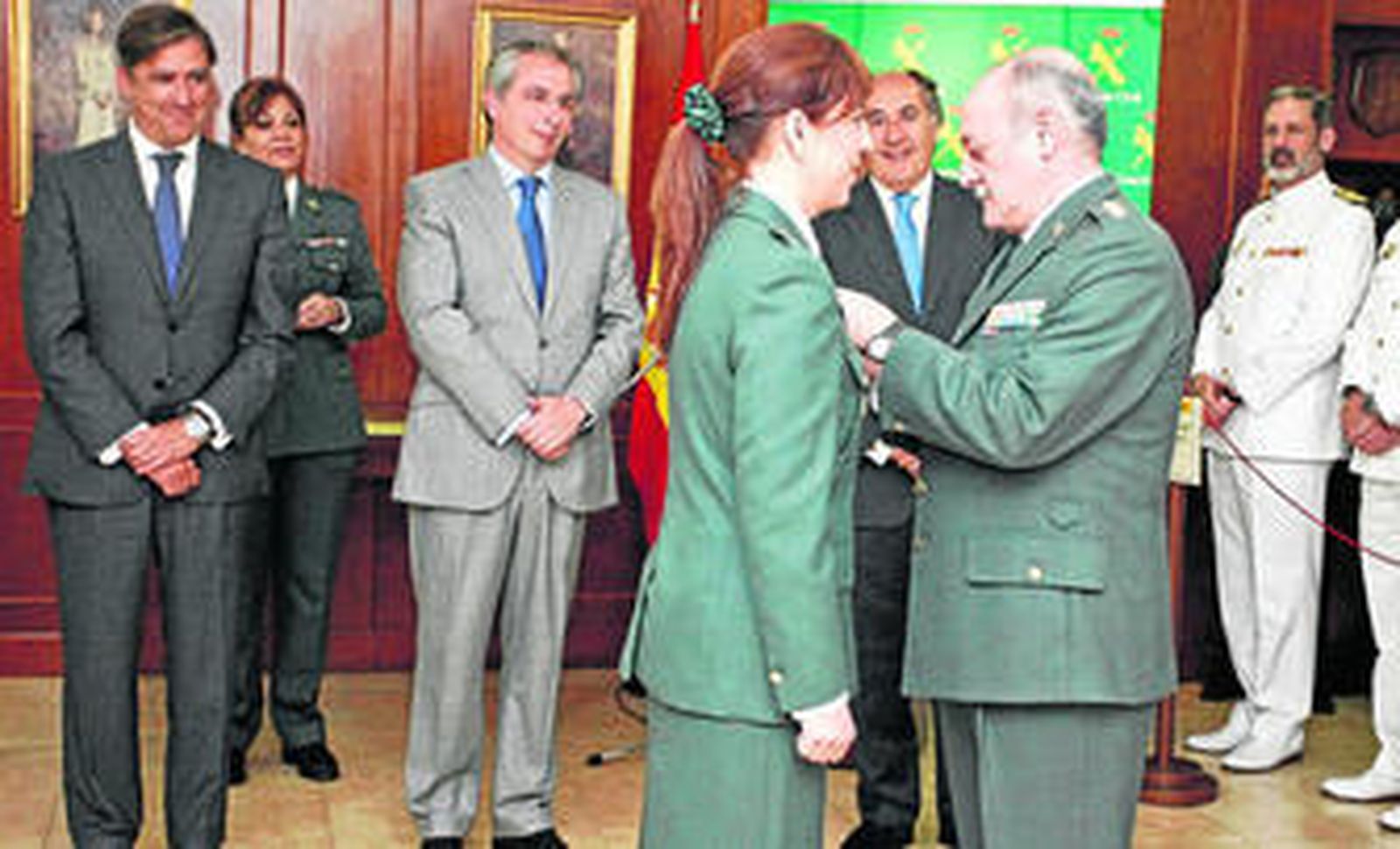 Marcial Vázquez impone la Cruz del Mérito a la guardia civil Catalina Jurado.
