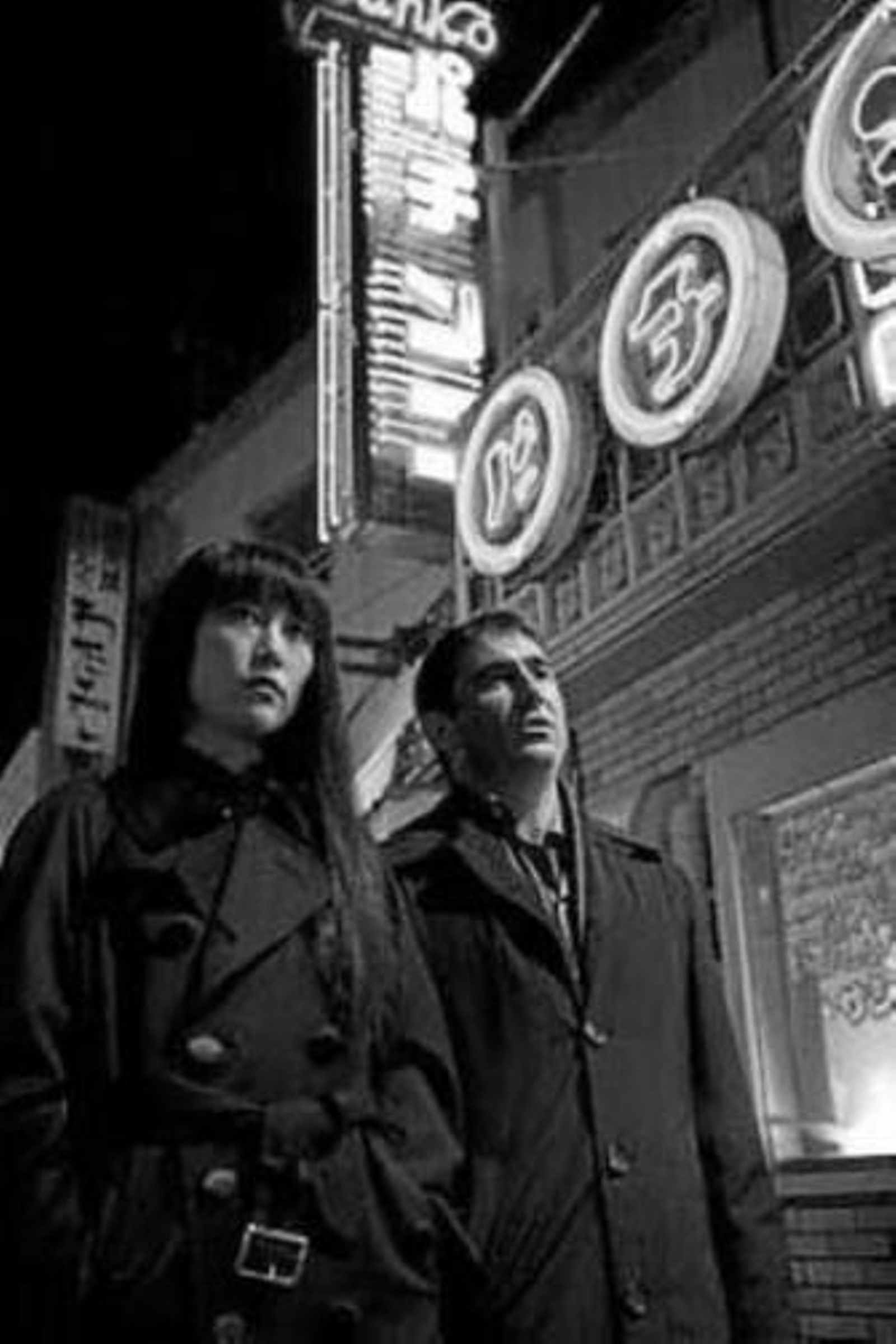 Rinko Kikuchi y Sergi López, en 'Mapa de los sonidos de Tokio'.