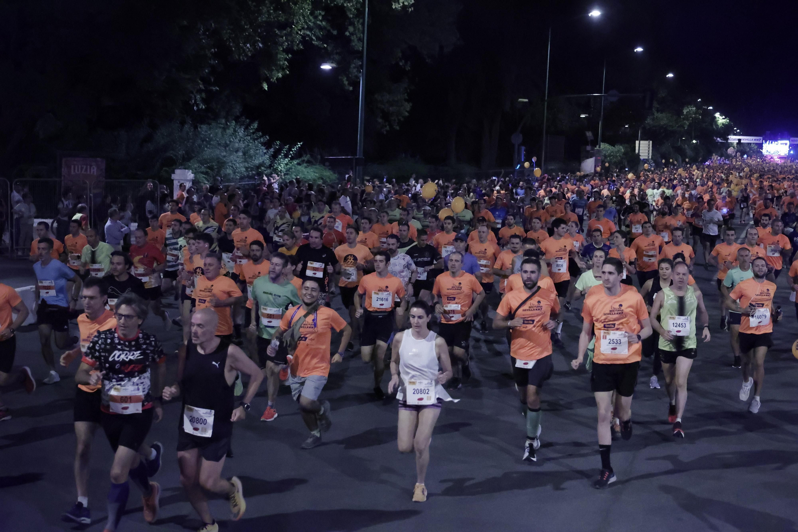 Búscate en la Carrera Nocturna de Sevilla (1)