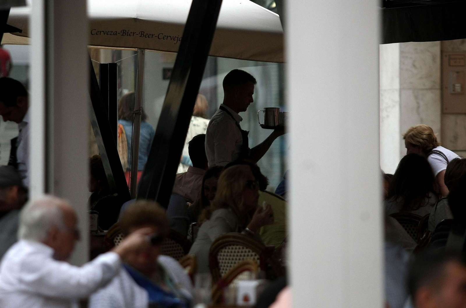 Un camarero atiende una terraza en Algeciras.
