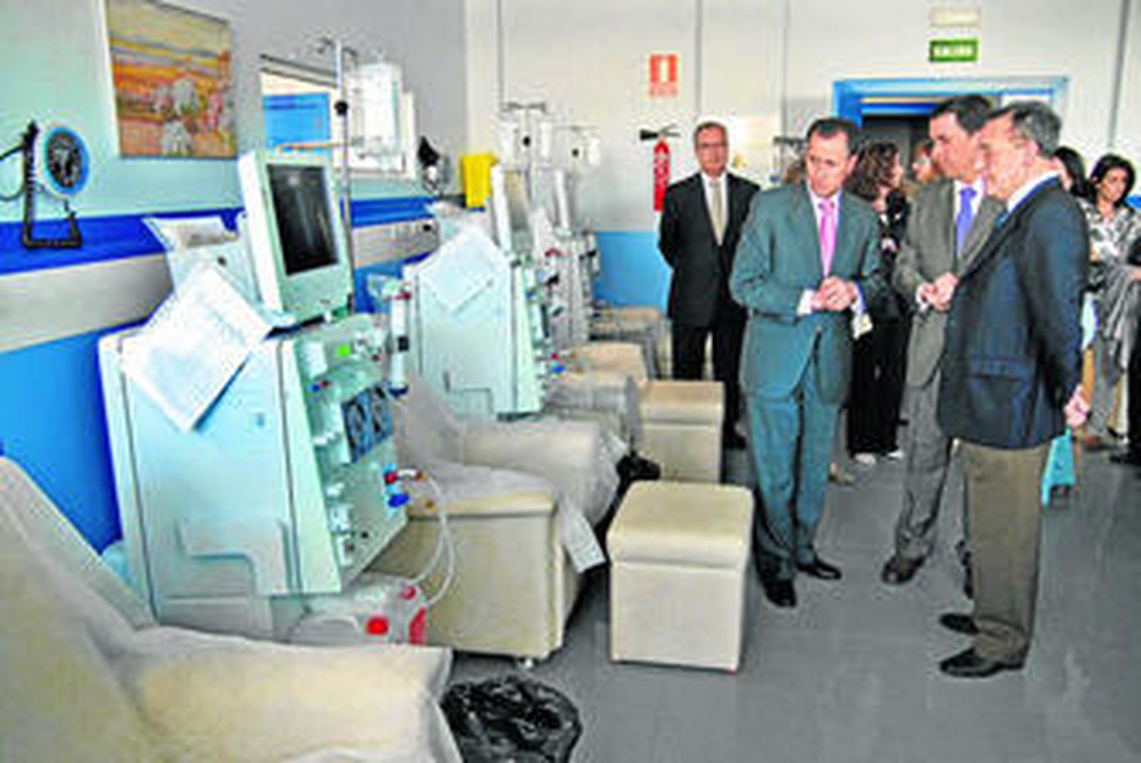 El delegado provincial de Salud, Hipólito García, y el alcalde observan uno de los puestos de las tres salas de diálisis.