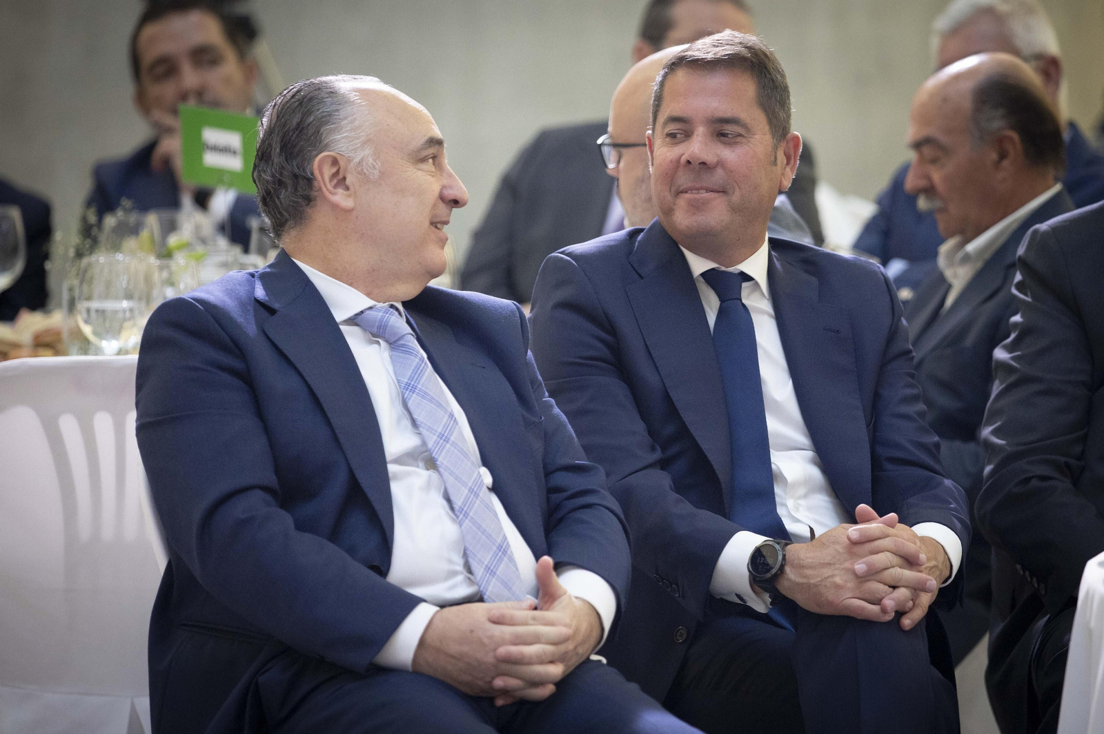 Las imágenes del desayuno de la CEDE en Granada con Gonzalo Gortázar