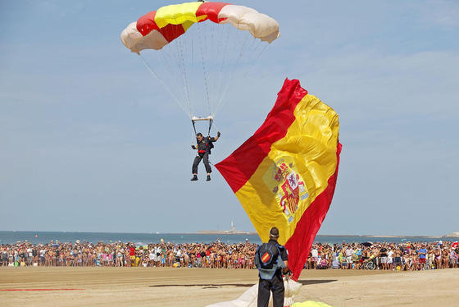 190.000 personas disfrutan del III Festival Aéreo en la playa de la Victoria. /Foto: Jesús Marín