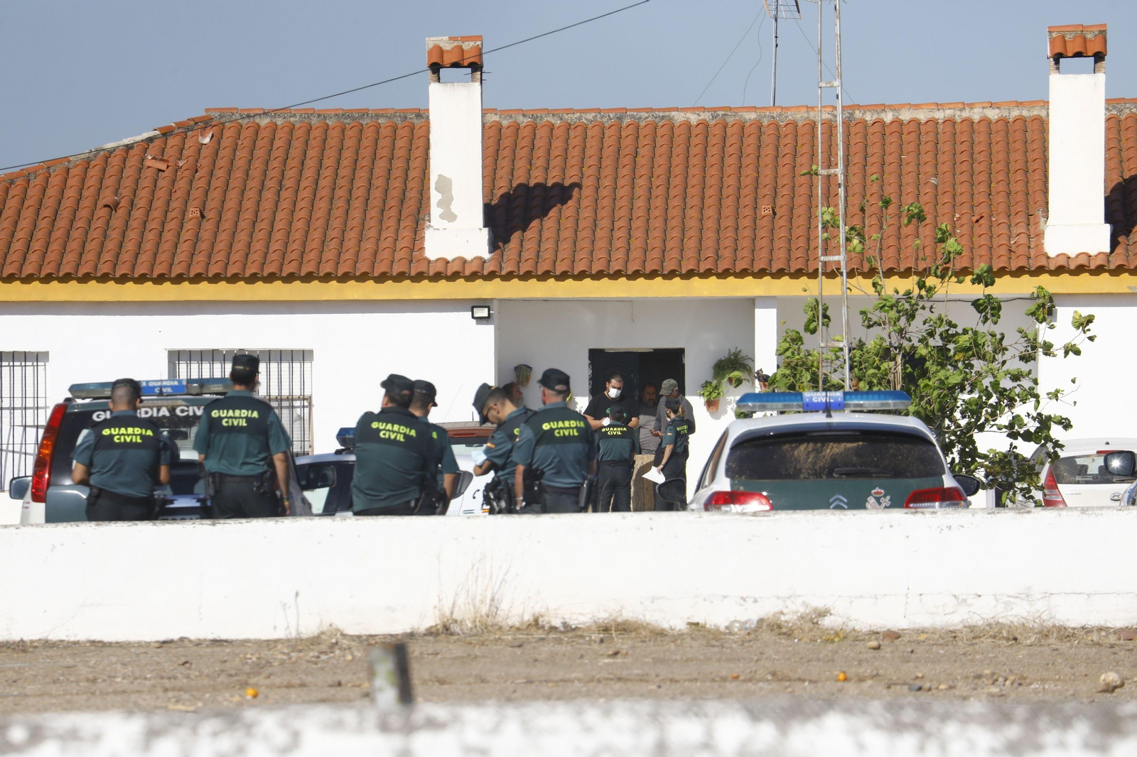 El portavoz del SAT, junto al exdiputado Diego Cañamero, conversan con los agentes.