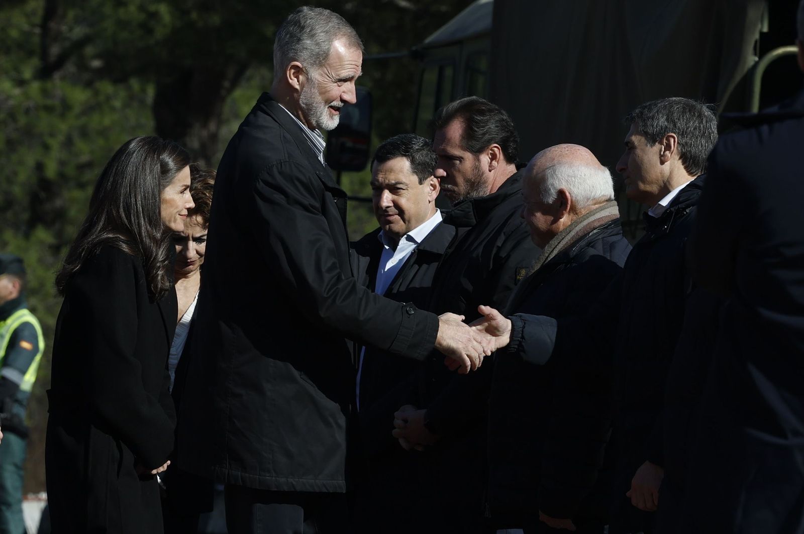 Los Reyes saludan a las autoridades en su visita este martes a Adamuz.