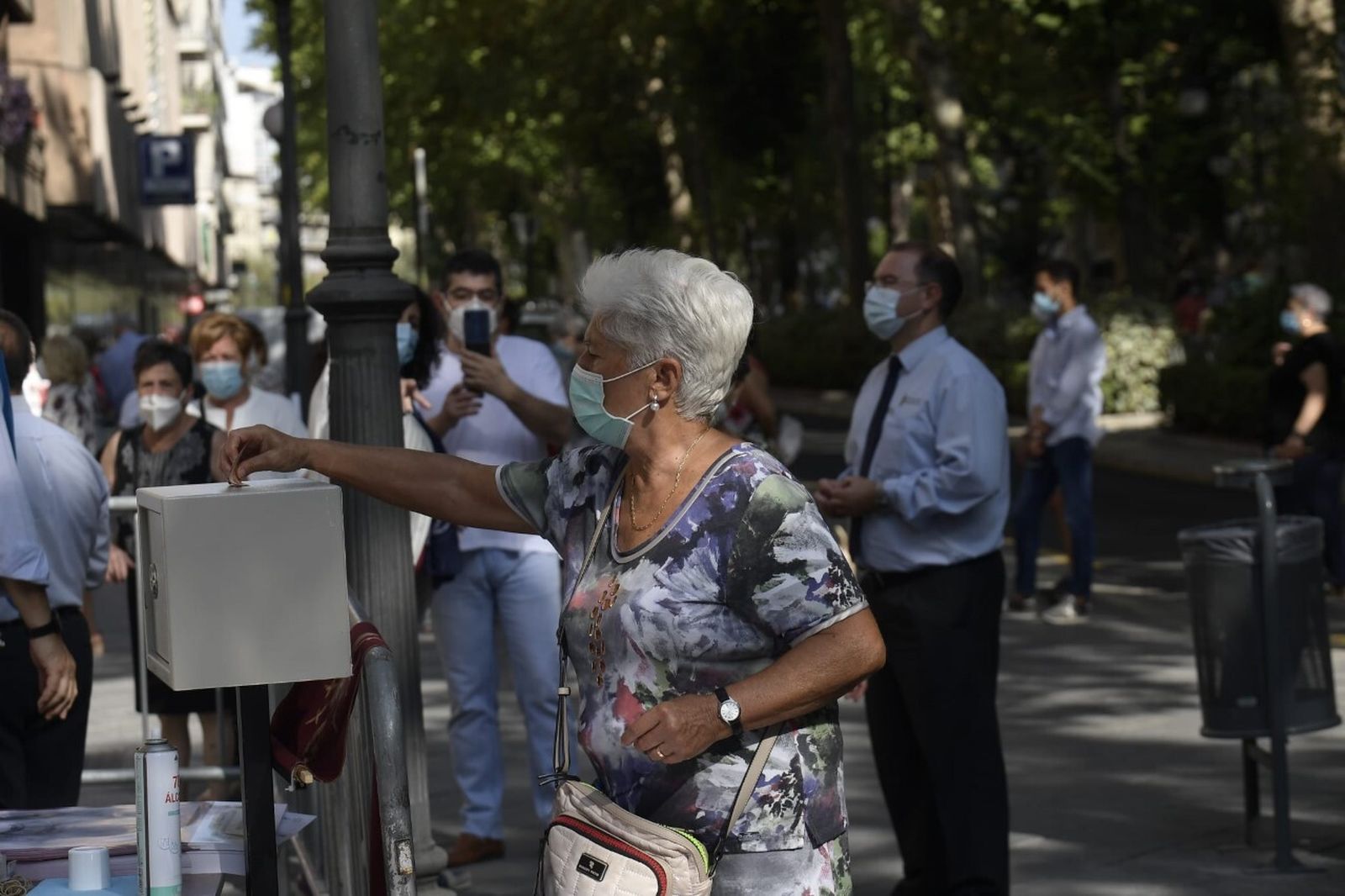 Granada no se resiste a dejar sin flores a su patrona pese a la pandemia