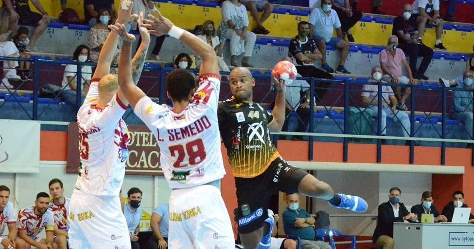 Andersson Mollino trata de lanzar sobre dos jugadores del Ademar León.