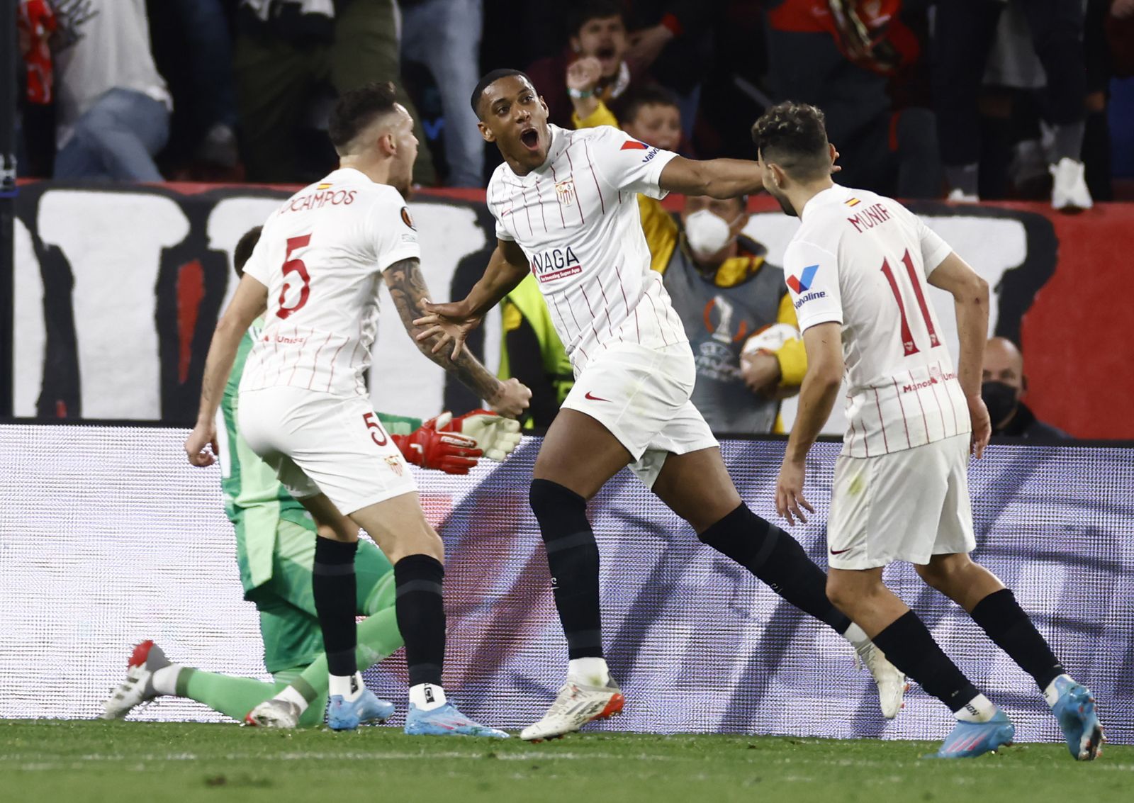 Martial celebra su primer gol con la camiseta del Sevilla junto a Ocampos y Munir.