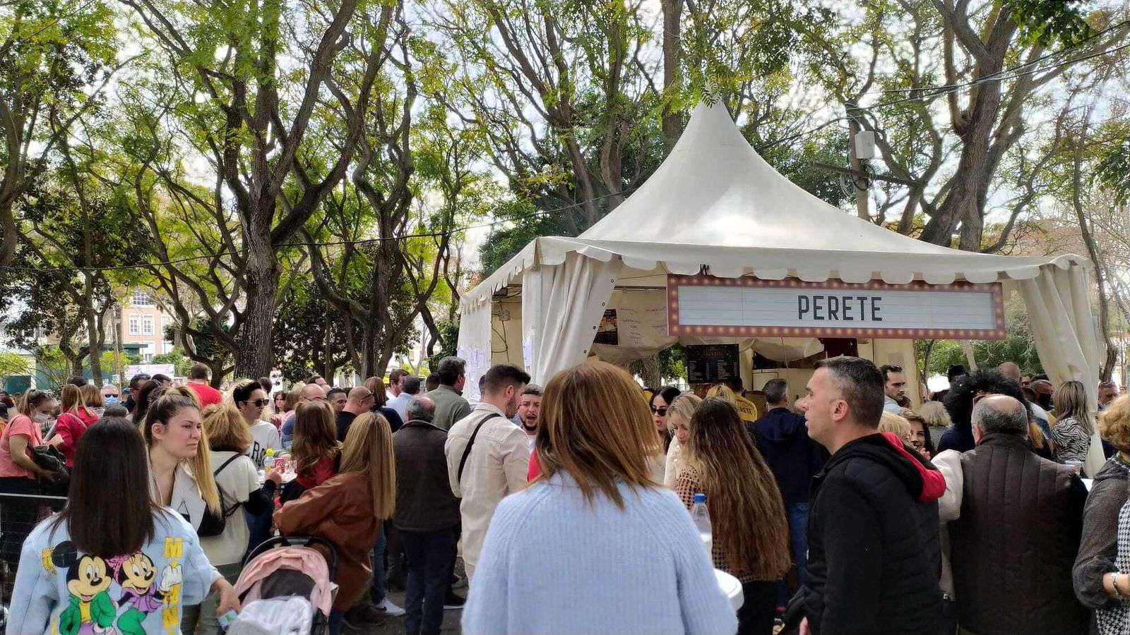 Las carpas de las peñas, llenas.