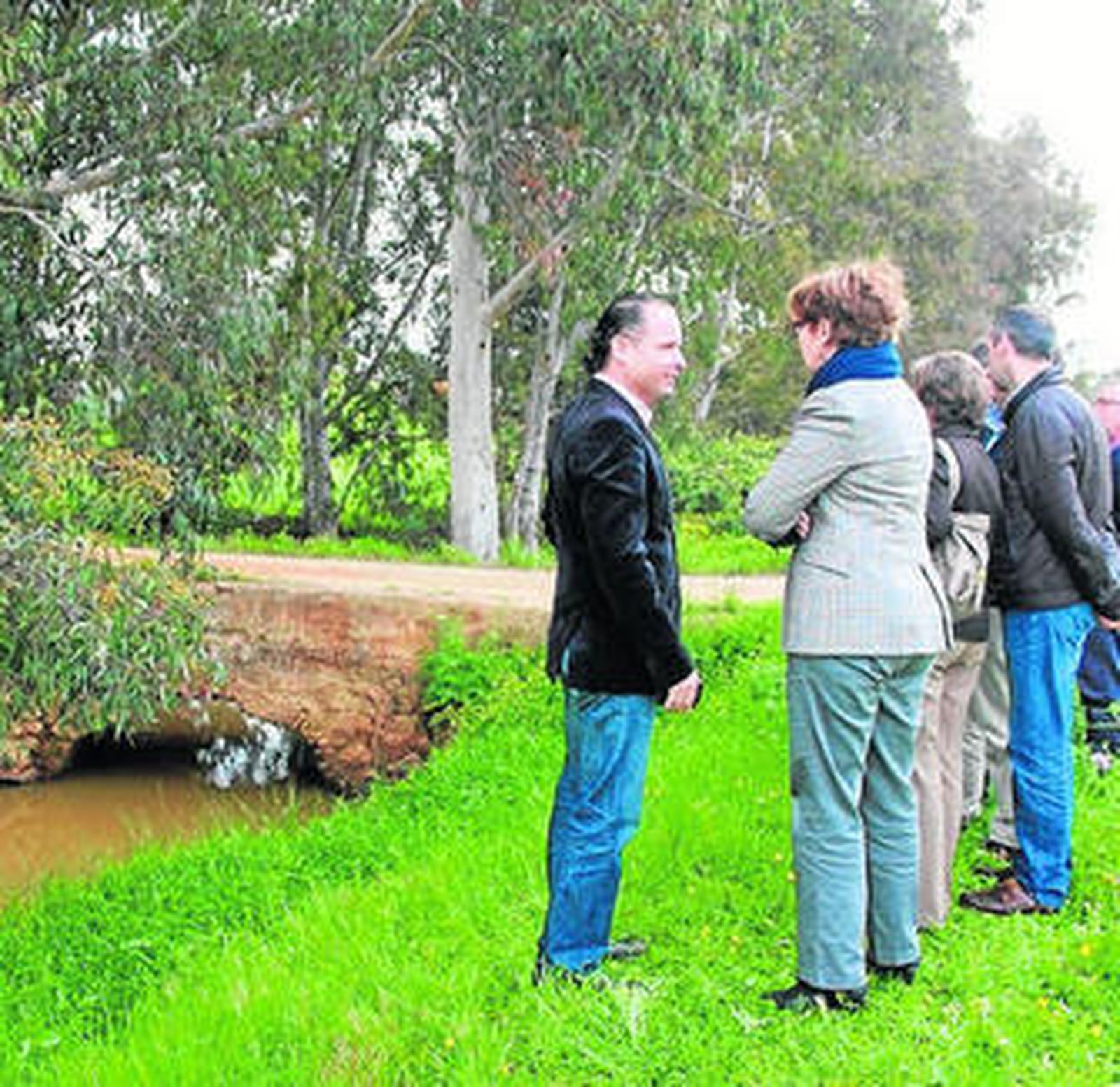 Visita de representantes municipales y de la Diputación al puente.