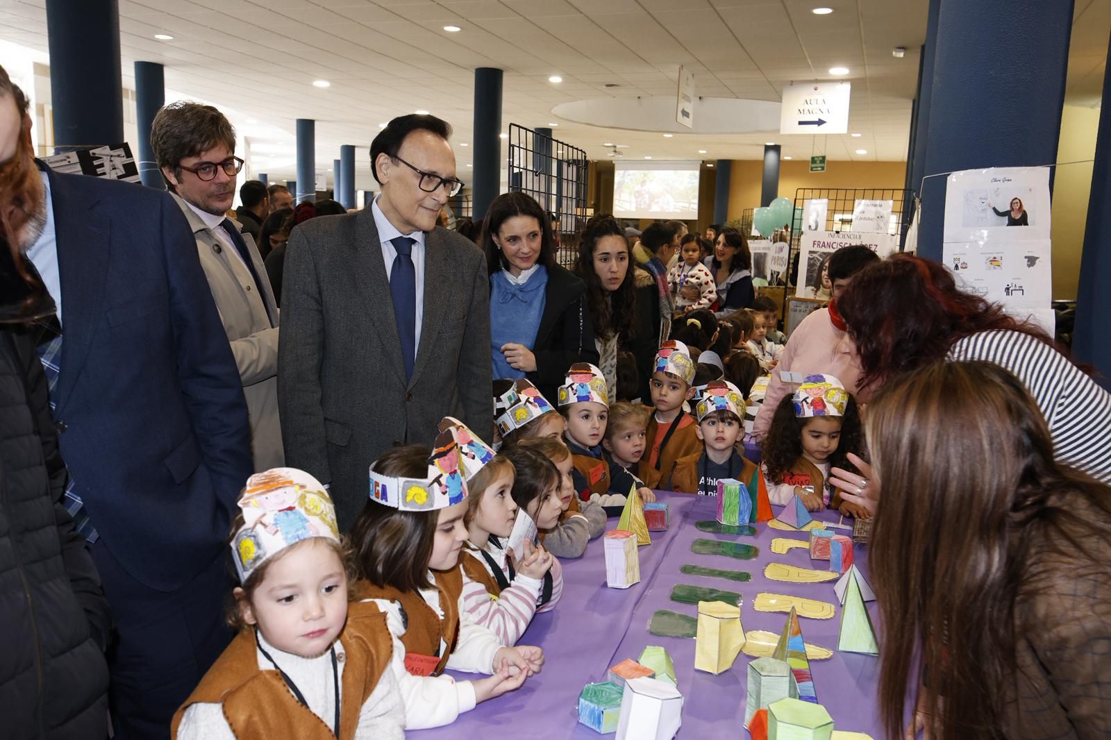 Representantes institucionales en la visita a la feria Infaciencia.