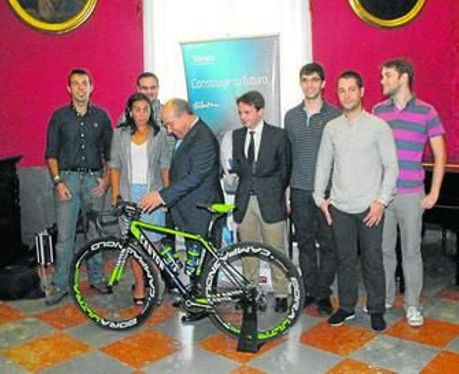 La bicicleta del equipo Movistar Team ya cuenta con alguna de estas apps incorporada .