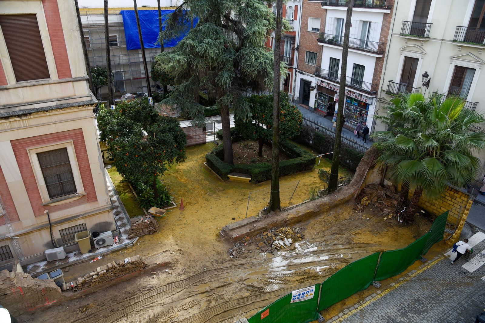 Vista aérea de los trabajos en la parcela que se encuentra en las calles Alfonso XII y Santa Vicenta María.