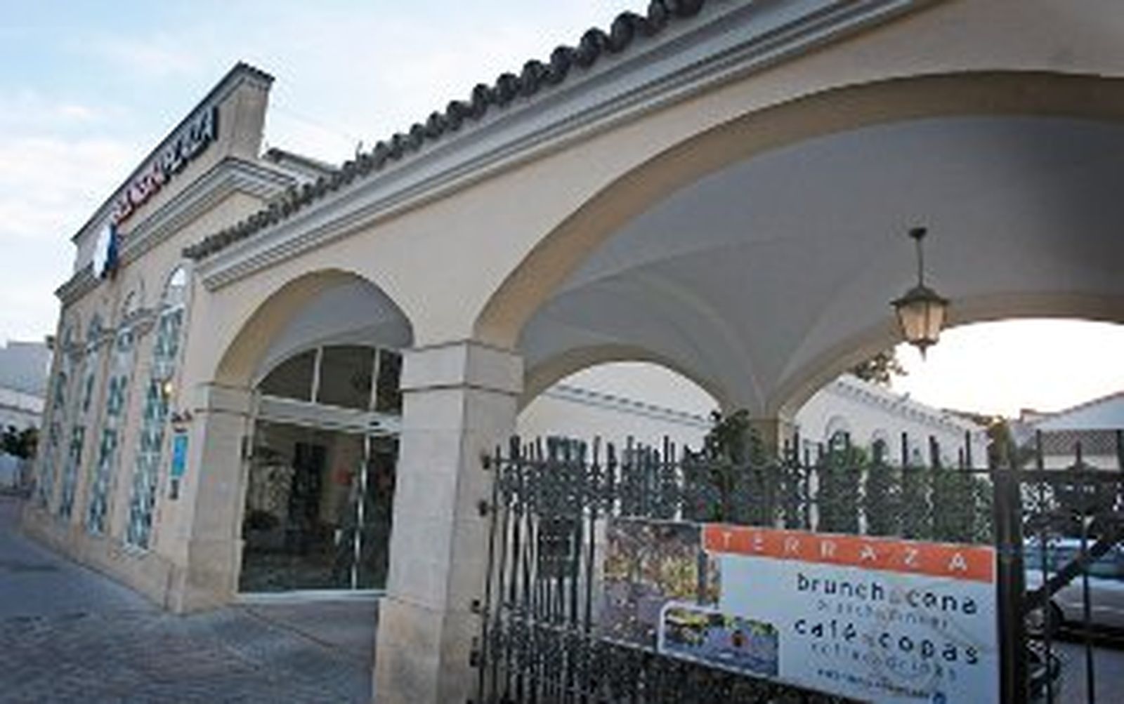 El Hotel Kross Palmera Plaza adeuda tres nóminas a su plantilla