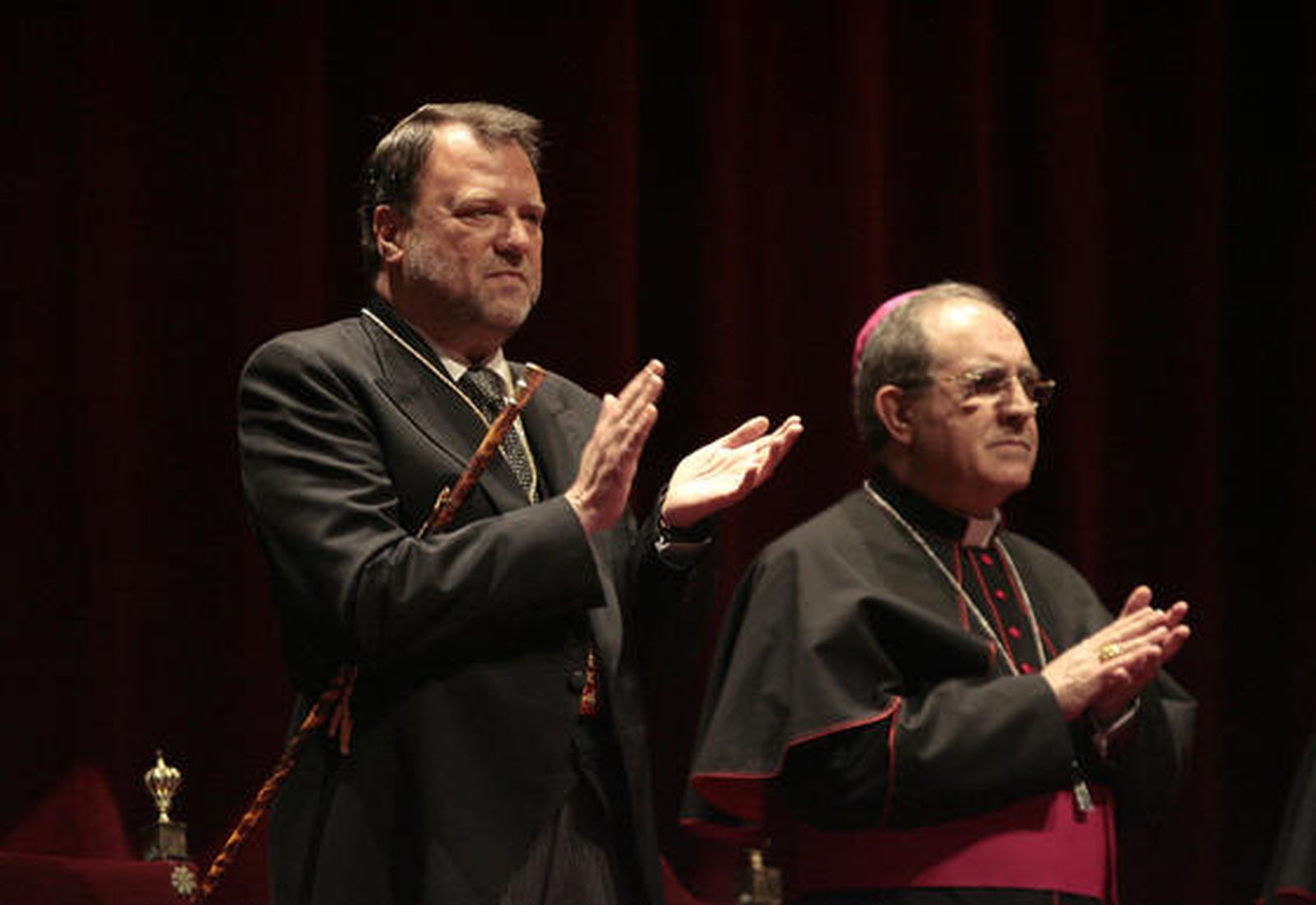 El alcalde aplaude al pregonero tras su intervención.

Foto: Juan Carlos Munoz