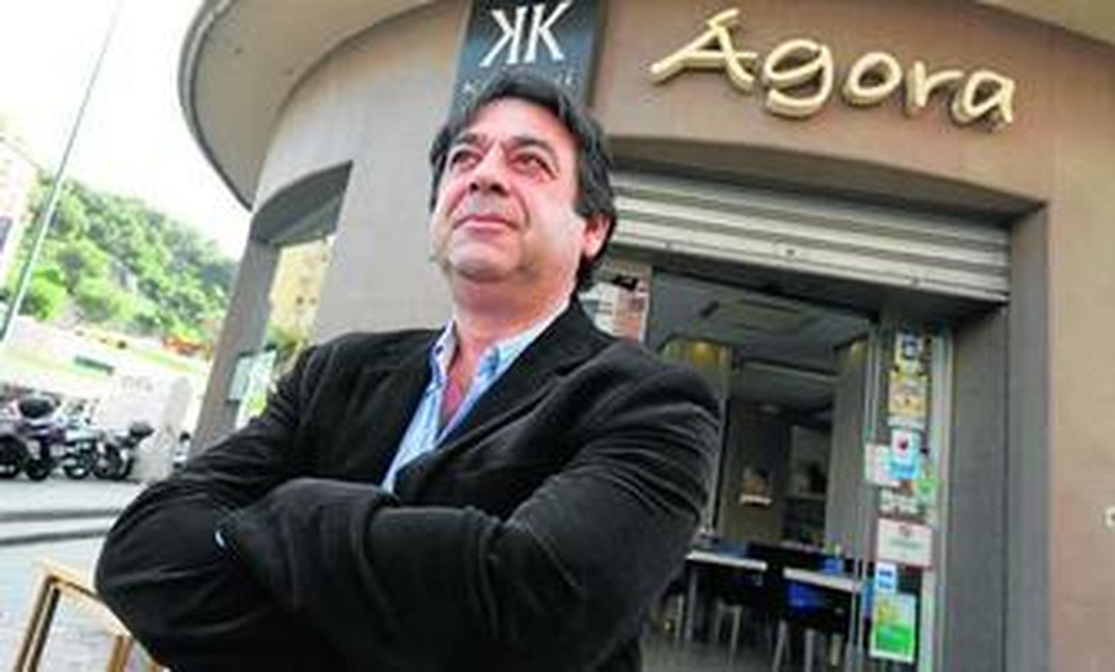 Lukas Kaparos, frente a uno de sus restaurantes griegos, el Katogui Agora, en la capital.