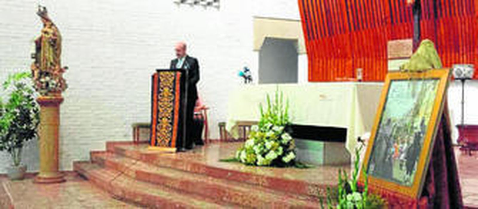 Luis de Celis, ayer, durante el Pregón de las Glorias, al lado del cartel recién presentado.