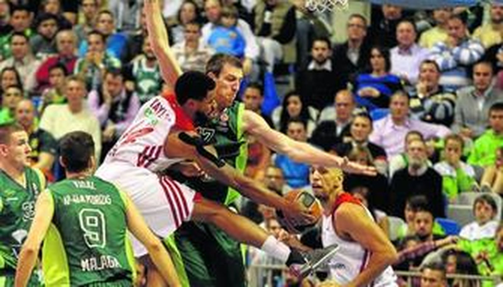 Fran Vázquez defiende a Bryce Taylor en el encuentro del jueves.