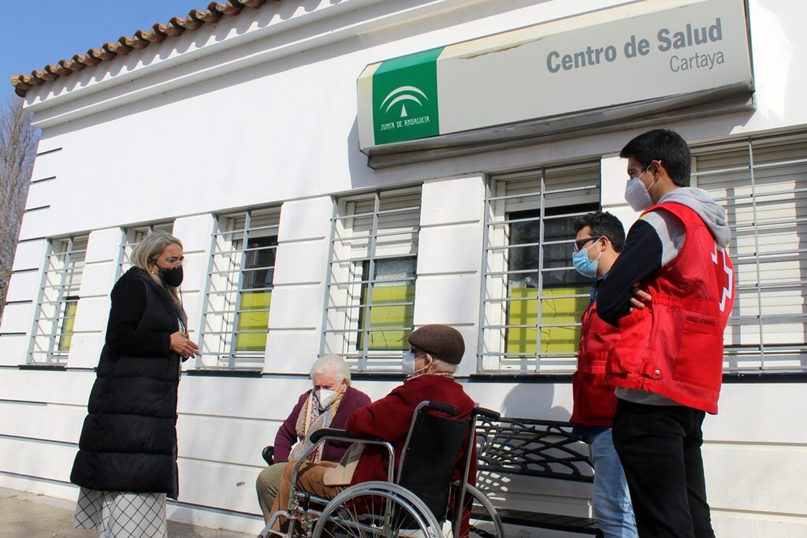 La alcaldesa de Cartaya en el Centro de Salud del municipio.