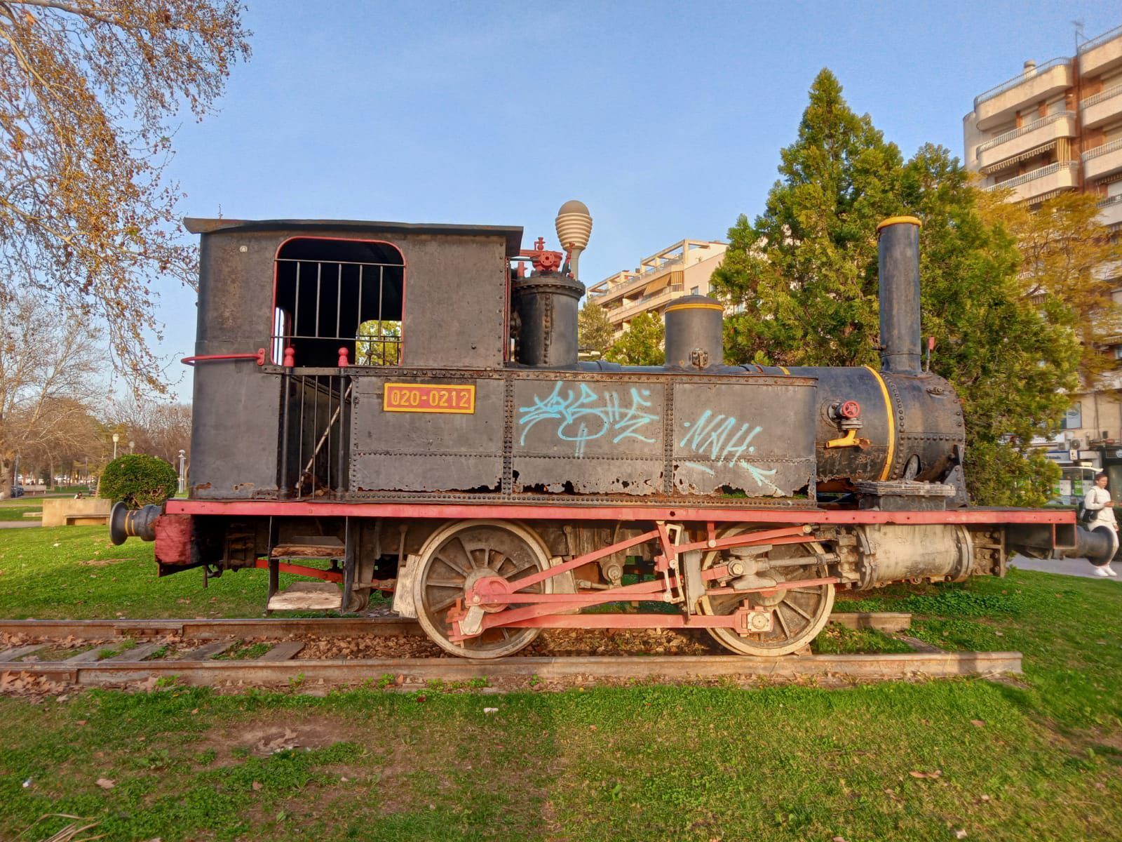 Antigua locomotora de 1864 ubicada junto a la antigua estación de tren de la capital.