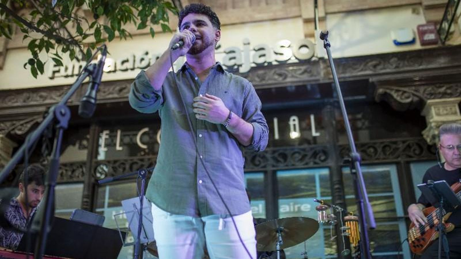 Diego García durante un momento de su concierto en Huelva el pasado 25 de julio. Diego García durante un momento de su concierto en Huelva el pasado 25 de julio.