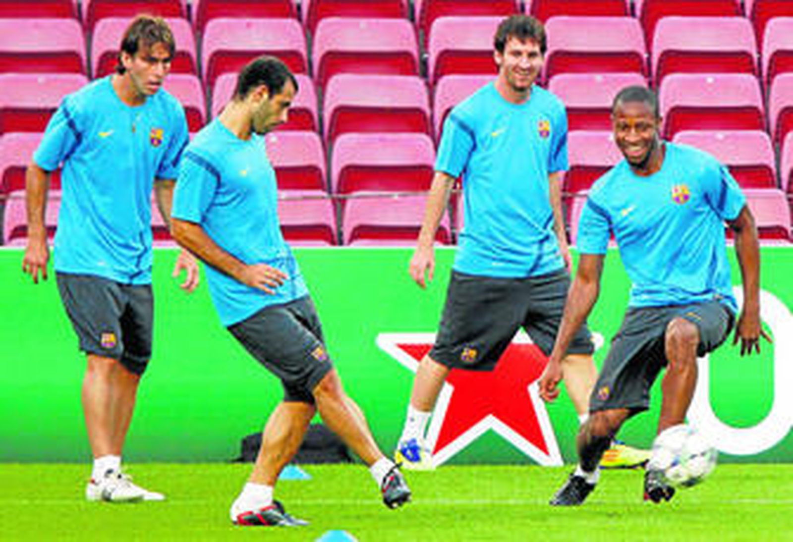 Maxwell, Mascherano, Messi y Keita, durante el entrenamiento de ayer del Barcelona.