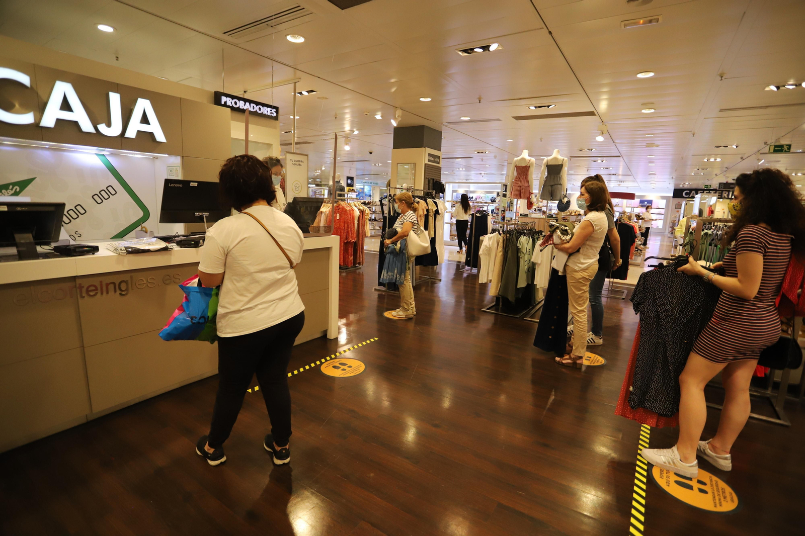 Imágenes del Corte Ingles retomando su actividad en la fase dos de la desescalada en Huelva