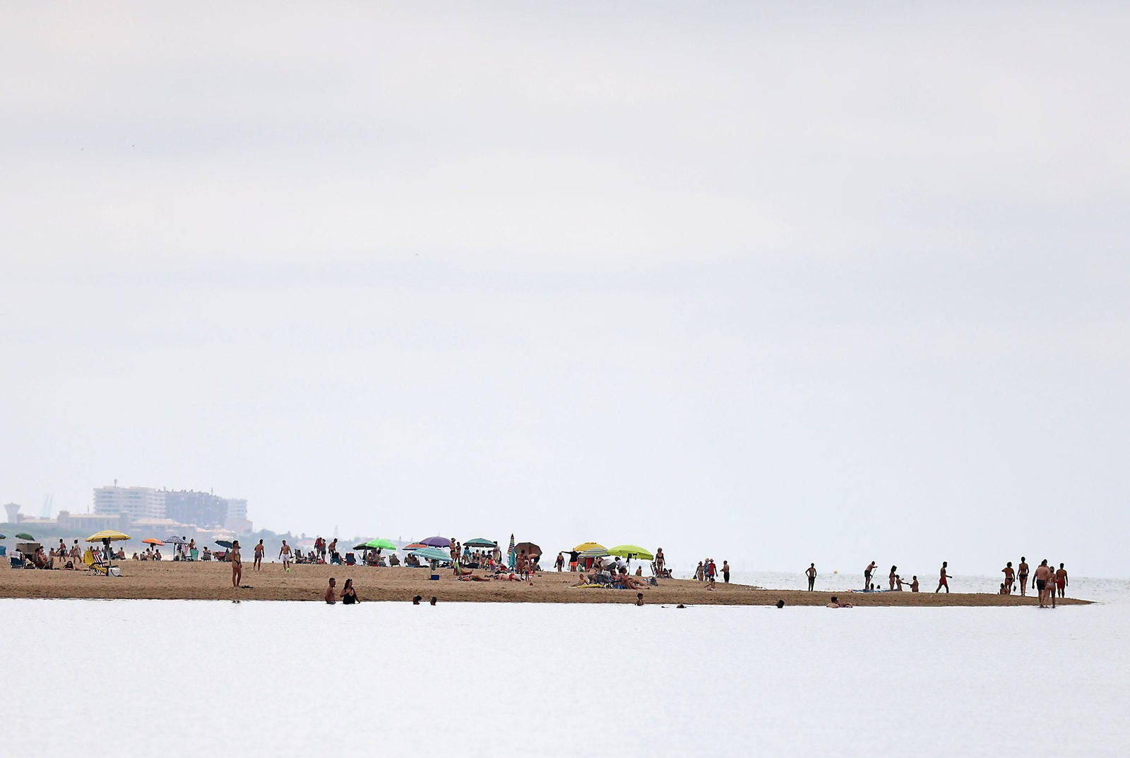 Imágenes del ambiente en las playas de Huelva en la mañana de domingo