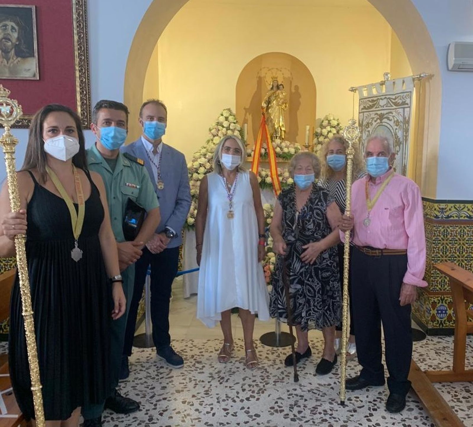 Autoridades con representantes de la Hermandad del Carmen de El Rompido.