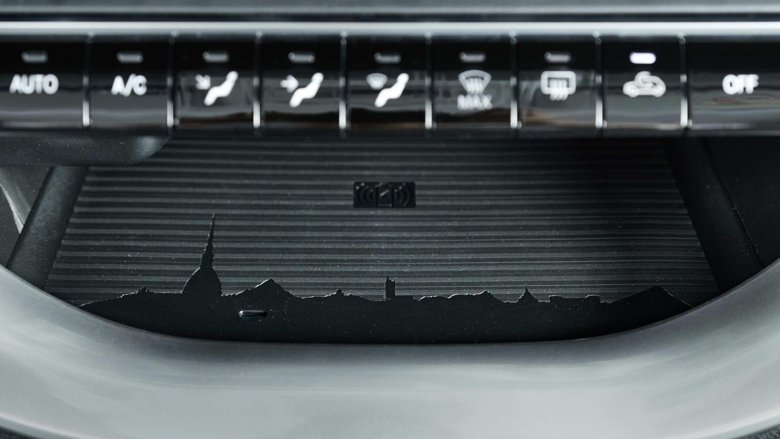 Las bandejas de goma de distintos espacios no son simplemente eso, sino que se convierten en soporte para la evocación.