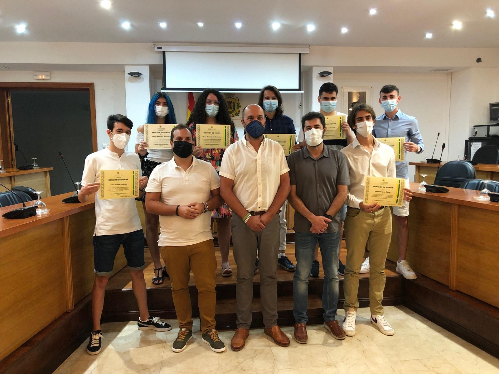 Alconchel, con algunos de los estudiantes de Bachillerato y PEvAU reconocidos.